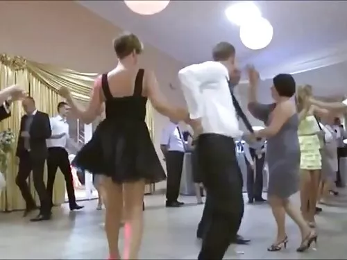 Момиче с очила се чу ...